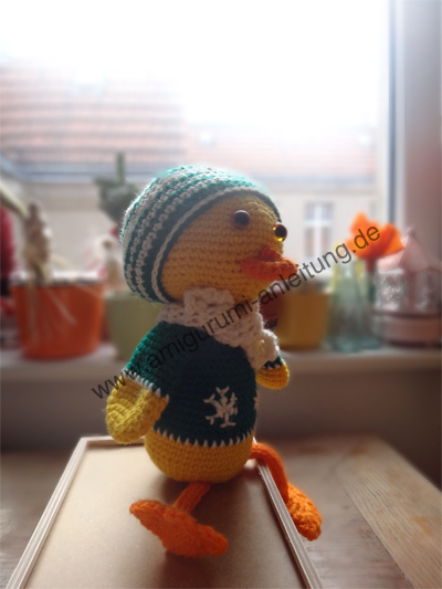 Amigurumi-Ente gehäkelt und gestrickt mit Mütze und Schal